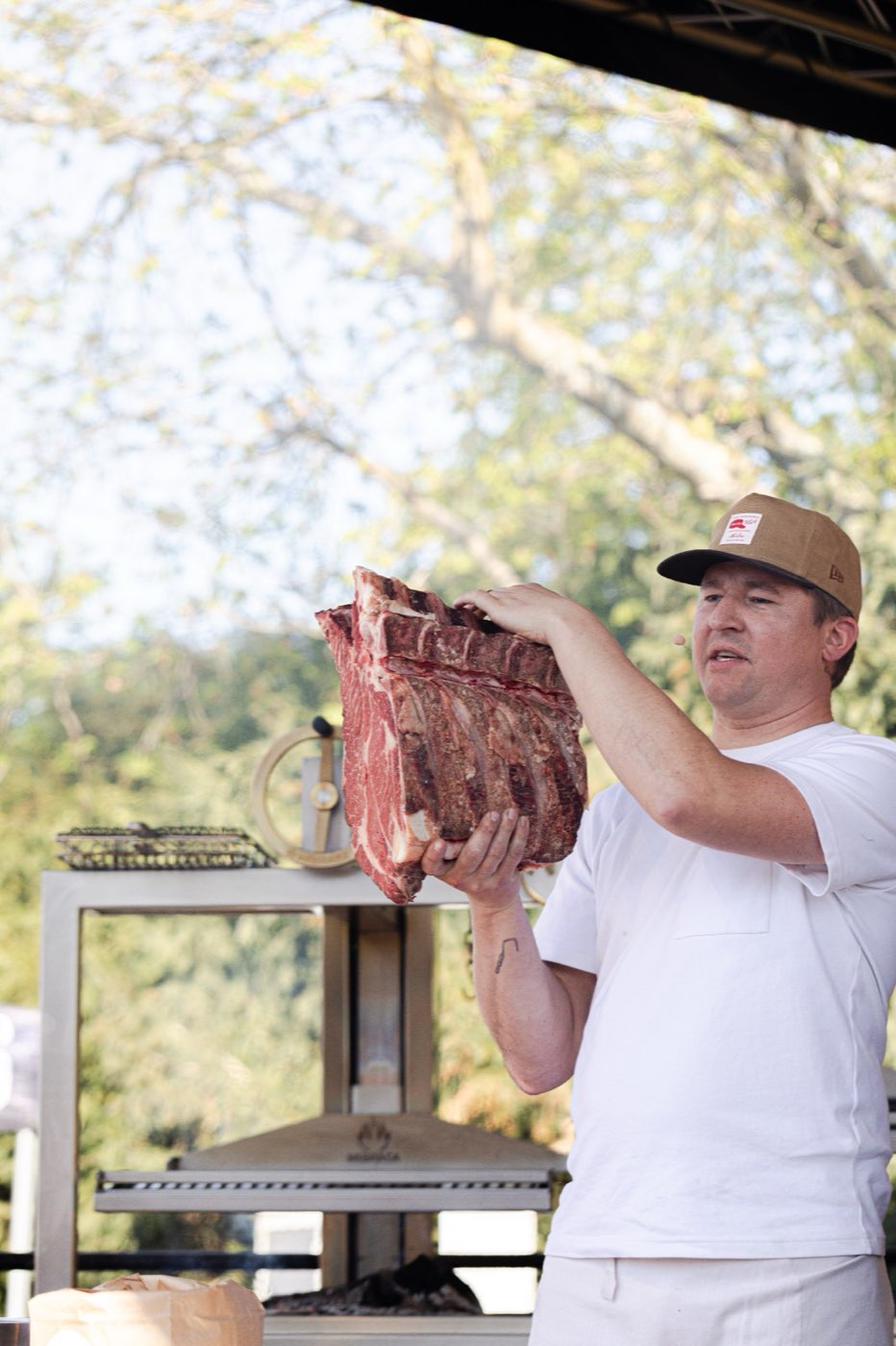 Un pitmaster présente une pièce de bœuf au public