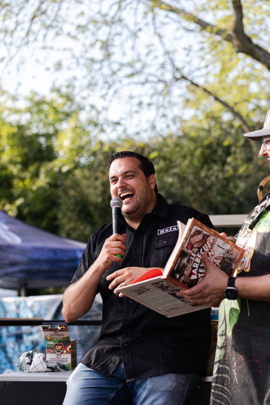 Cooking show animé au micro devant les visiteurs