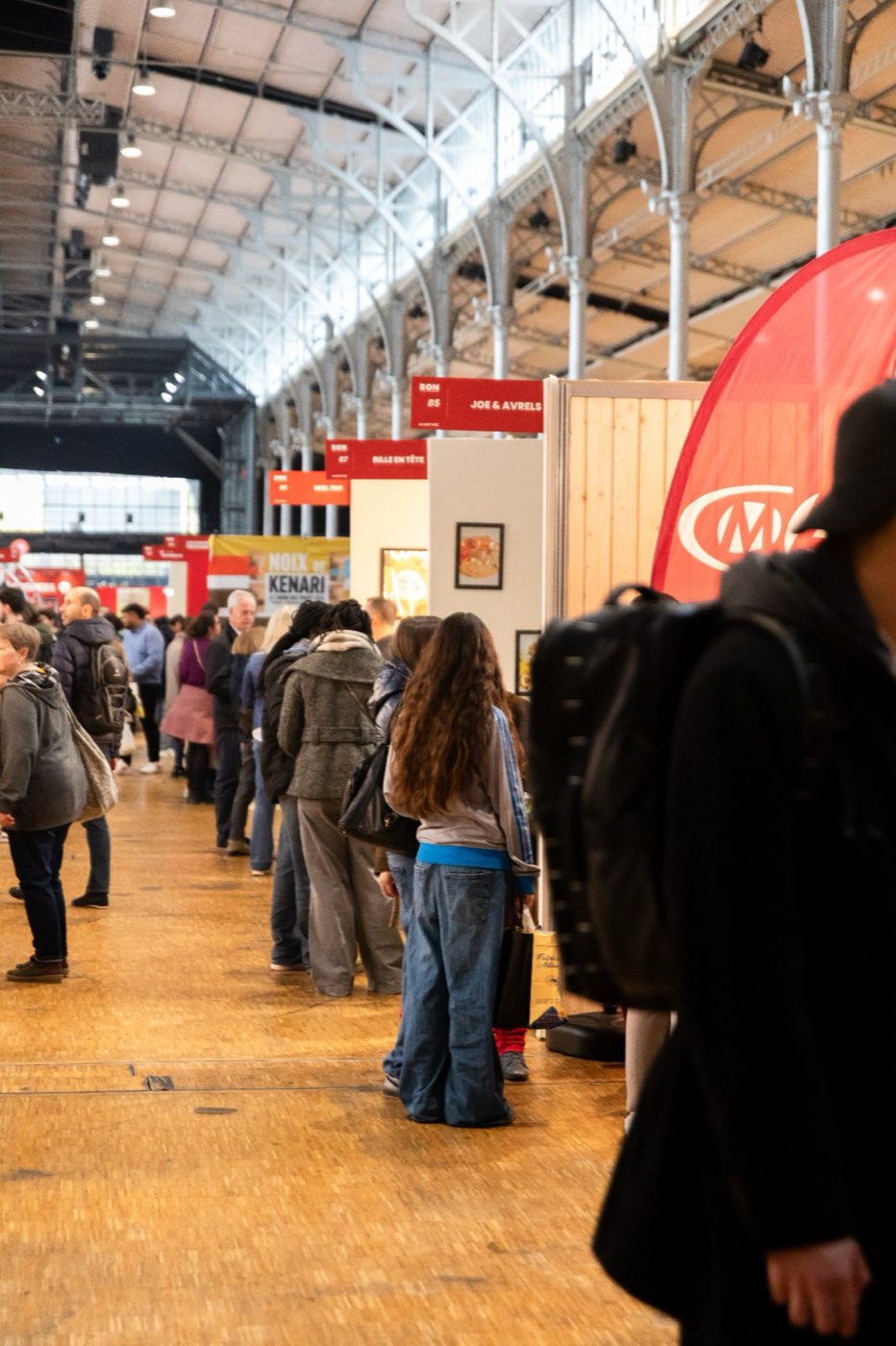Une allée du Salon du BON, visiteurs entre les stands