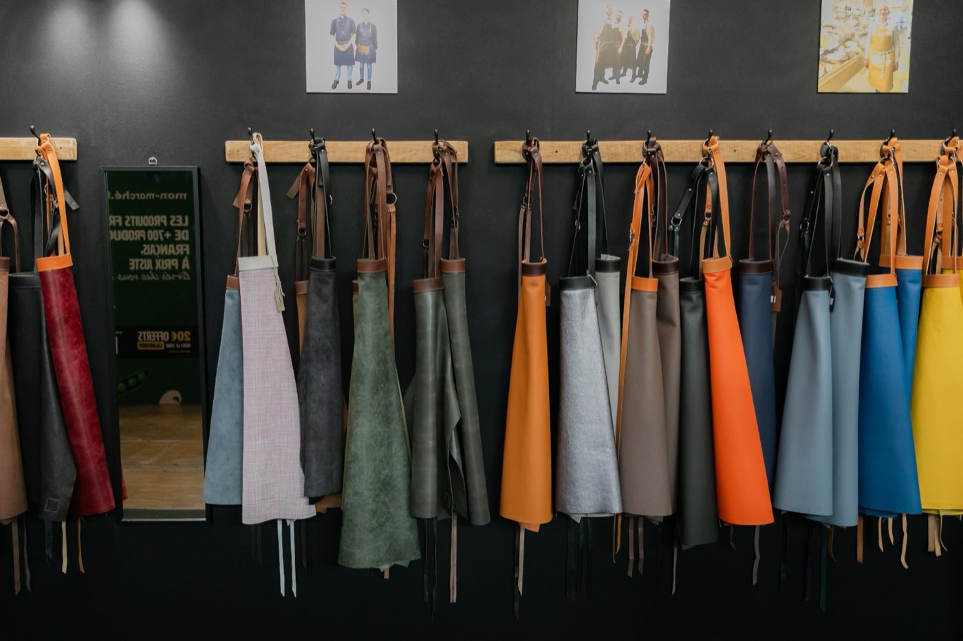 Tabliers d'artisan suspendus sur un stand