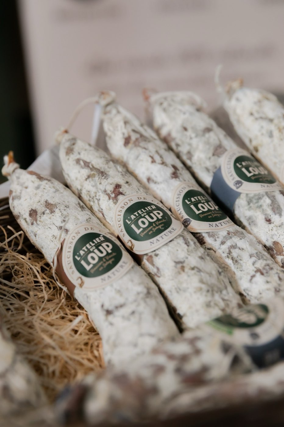 Saucissons artisanaux présentés sur un stand
