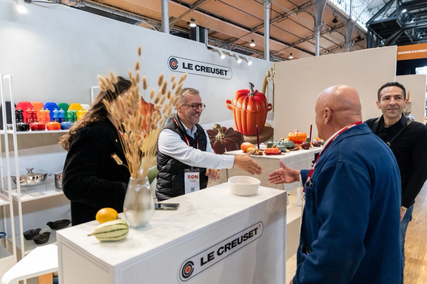 Échange entre un exposant et un visiteur sur un stand